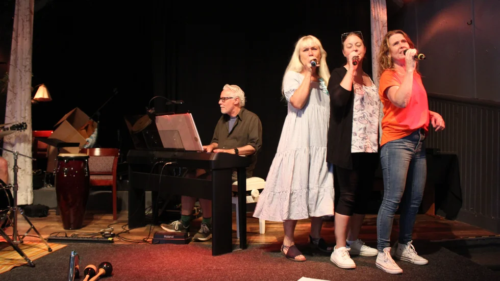 Här repas stämsång och lite dans till Glenn Millers Chatanooga Choo Choo. Fr.v: Göran Friman, Eva Granlund, Gabriella Wahlström och Linda Nordlund.