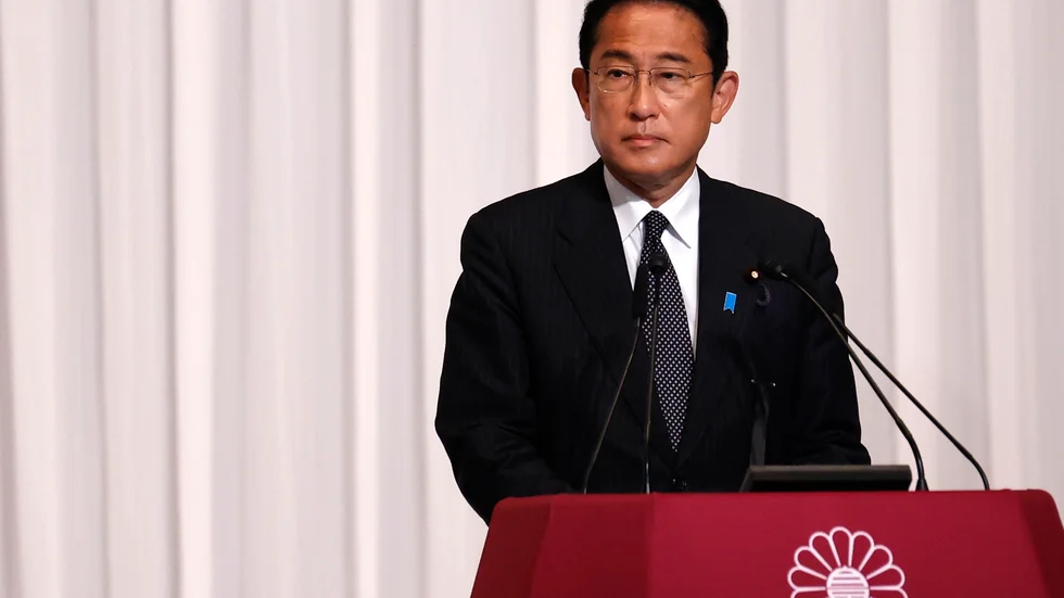 Japans premiärminister tillika Liberaldemokraternas ledare Fumio Kishida talar vid en presskonferens i partihögkvarteret på måndagen.