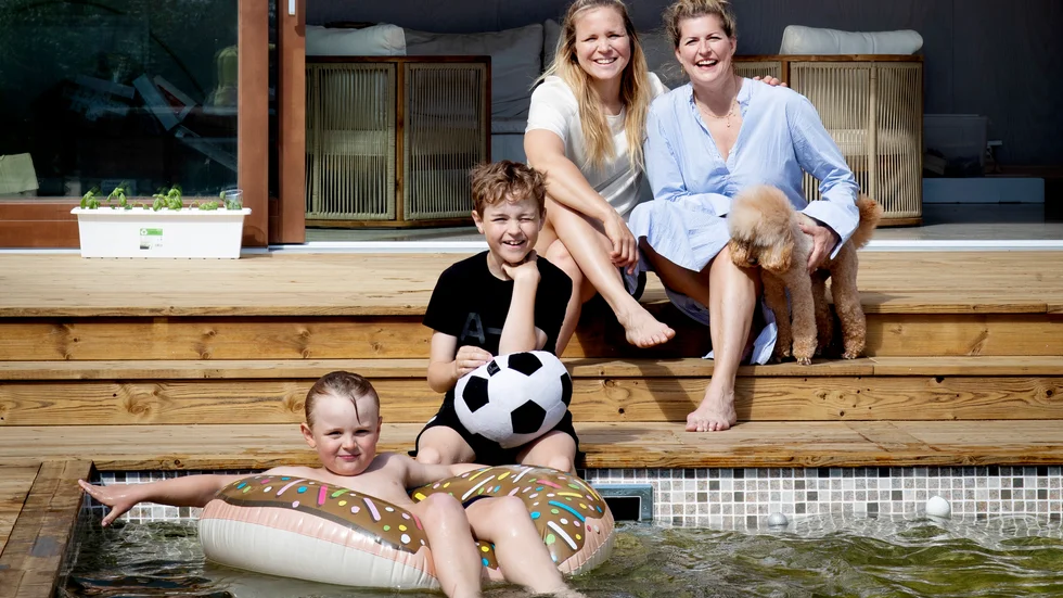 Inte helt färdigt än, men familjen Rådin/Pärsons hållbara hus vid havet är definitivt redo för sommarmys och bad.