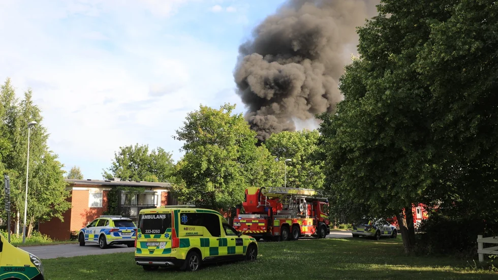 Många enheter från flera brandkårer kallades till branden i Märsta i måndags.