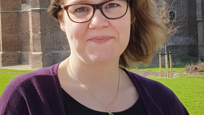 Rose Marie Bouw är författare från Åkers styckebruk.