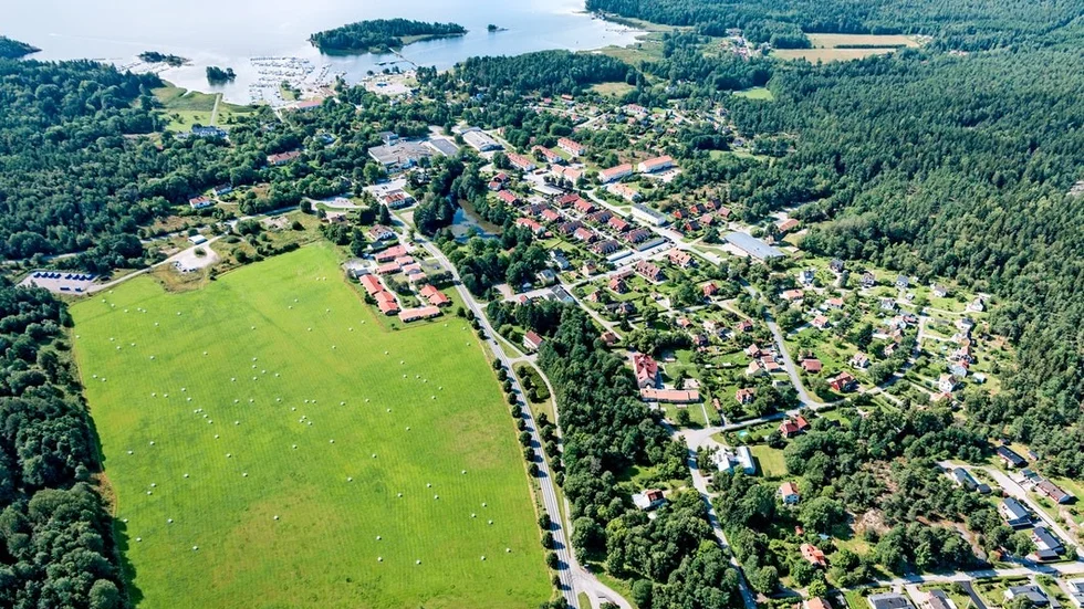 Kommunledningen har ett utmärkt läge att ge direktiv till kommunala Nyköpingshem att bygga bostäder på landsbygdens mindre orter, exempelvis Nävekvarn, de närmaste fem åren, hävdar Lars Waern. Foto: privat