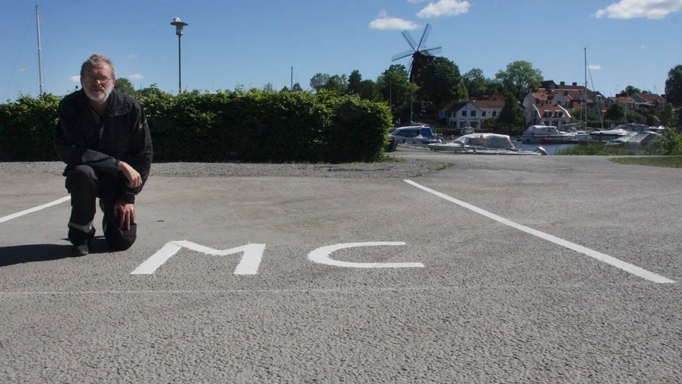 Nu har Strängnäs fått sin första parkering enkom för motorcyklar. Stadsvärden Björn Siljeström berättar att det även ska sättas upp en skylt inom 14 dagar.Den är beställd, konstaterar han.