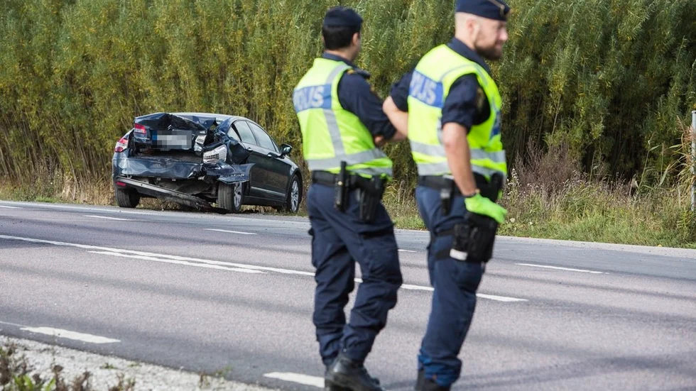 Tre personer fördes till sjukhus för kontroll efter olyckan på väg 52.