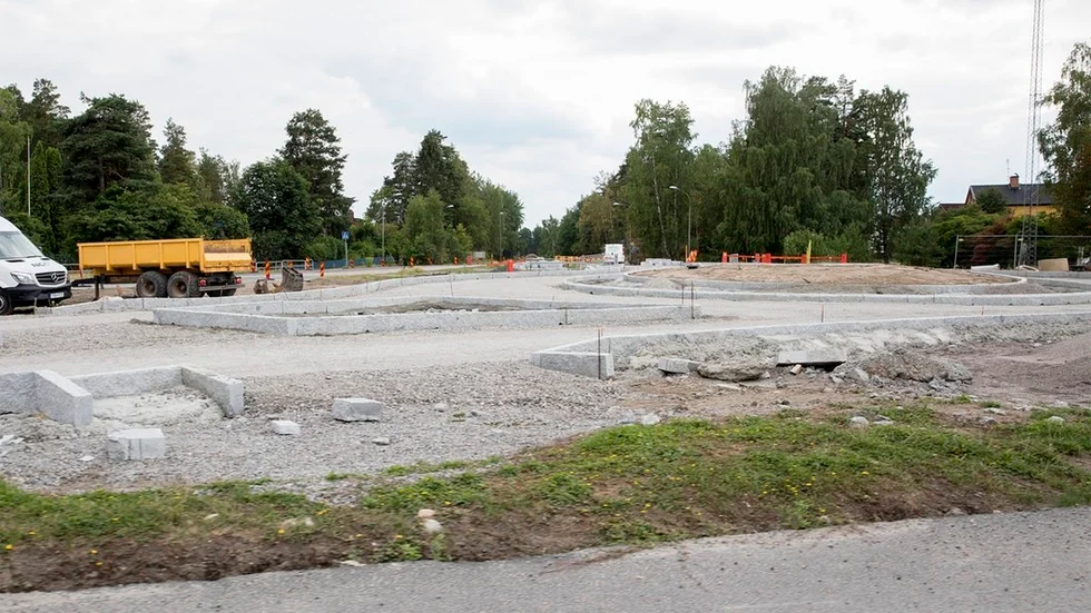 Bilarna ska få mindre plats och gående och cyklister beredas mer utrymme, enligt förslaget till ny trafikstrategi för Katrineholms kommun. Redan nu pågår stora förändringar för biltrafiken genom staden när genomfarten byggs om, här vid Talltullen.