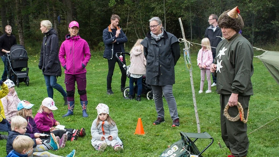 Mulle berättar sagor för barnen på Ramsjöhult, där man firade Mulles födelsedag på söndagen.