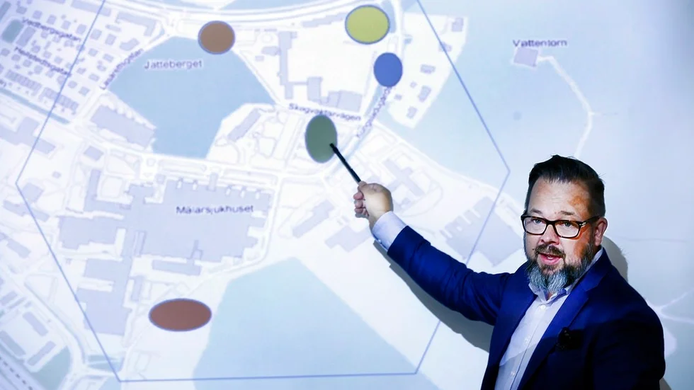 Jari Puustinen visar Moderaternas planer för området kring Mälarsjukhuset.