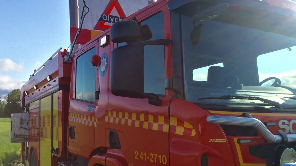 Två var inblandande varav en satt fastklämd när räddningstjänsten kom till platsen.
