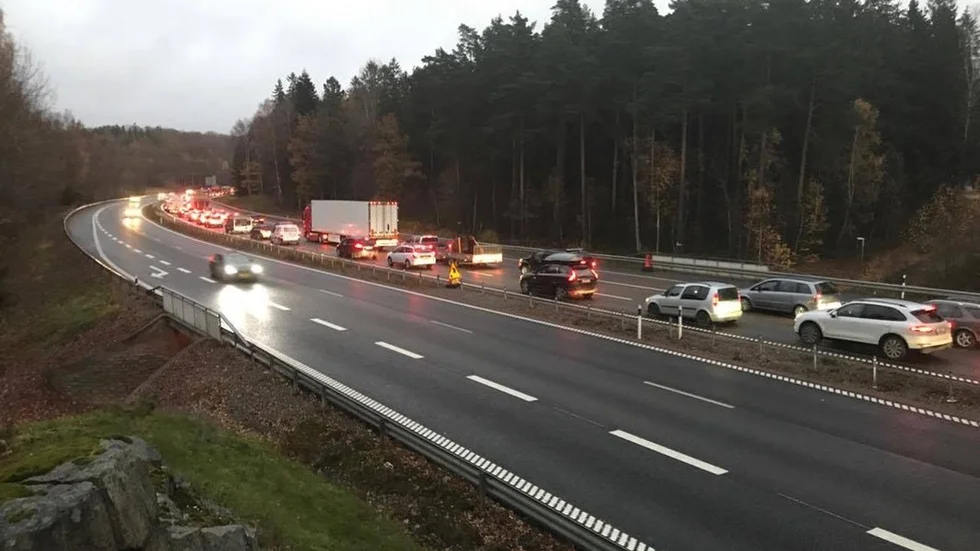 Köerna blev långa på E4 vid Hållet efter torsdagens olycka.