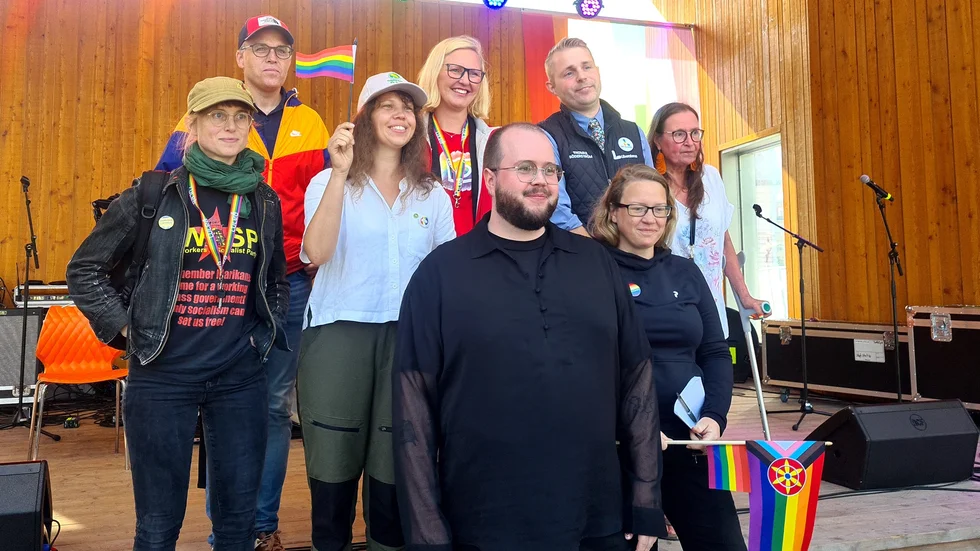Här är de som deltog i utfrågningen på Luleå Pride Fr  v Liv Shange Moyo (RS),Samuel Ek (KD), Evelina Rydeker(MP),Carina Sammeli(S), Joakim Isaksson Markström, RFSL,Thomas Söderström(L),Johanna Nordblad Sirkka(C) och Annica Sundström(V). Moderaterna deltog inte och Sverigedemokraterna var inte inbjudna.
