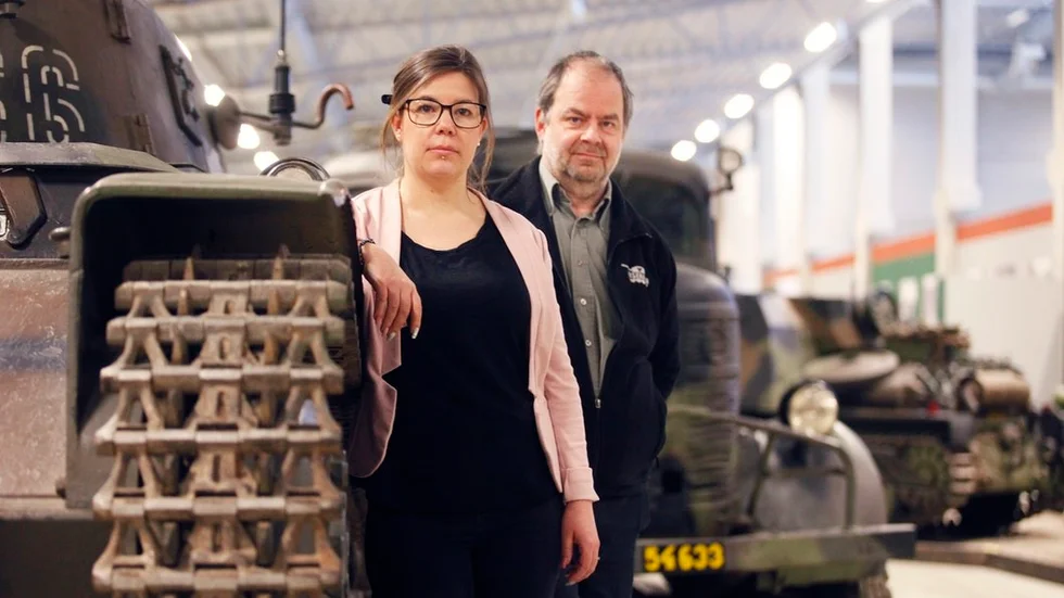 Isabella Hedenstrand Nastri och Stefan Karlsson representerar försvarsfordonsmuseet Arsenalen strax utanför Strängnäs. De erbjuder sig att betala för nya skyltar och kartor i Strängnäs centrum.