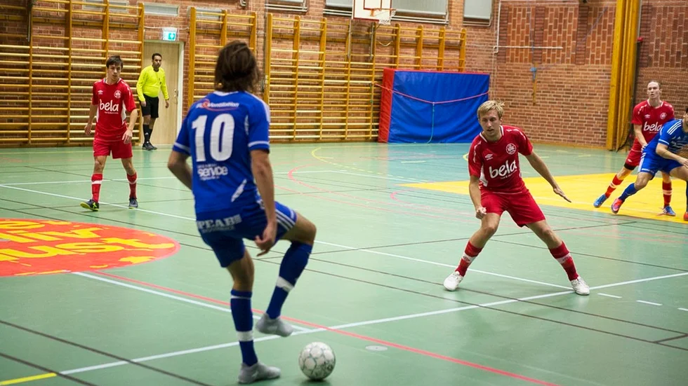 Hårda skott på Värmbols planhalva.