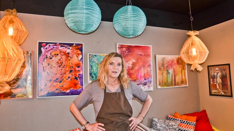 Kristin Rydberg vill ha en avslappnad stämning i caféet Deli Delight. – Jag vill att alla ska trivas på mitt hak! Och så vill jag laga mycket mat, säger hon.