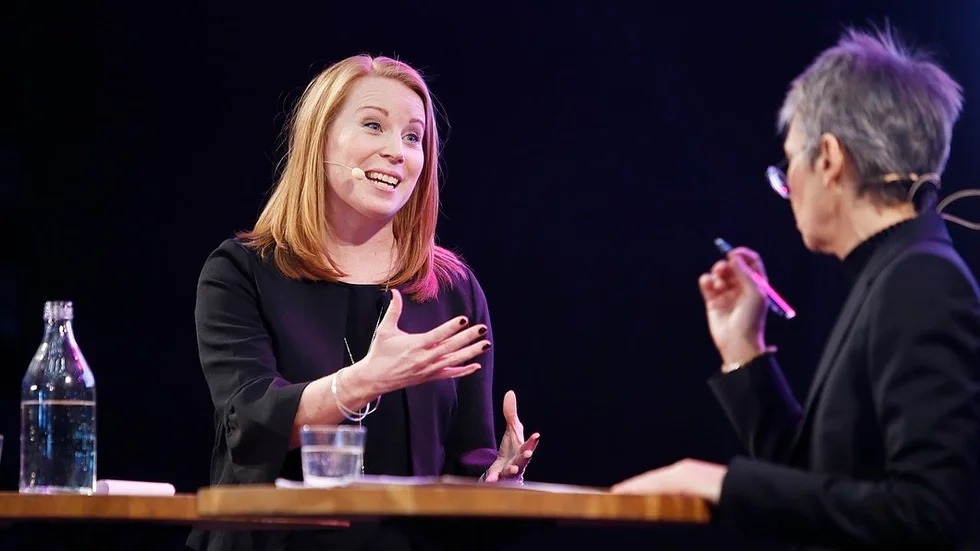 När centerledaren Annie Lööf frågades ut på stora scenen av moderatorn Nedjma Chaouche kallades kultursamveransmodellen skämtsamt för "elefanten i rummet" med anspelning på moderatledaren Ulf Kristersson.