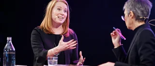 Här tvålar Annie Lööf till Ulf Kristersson
