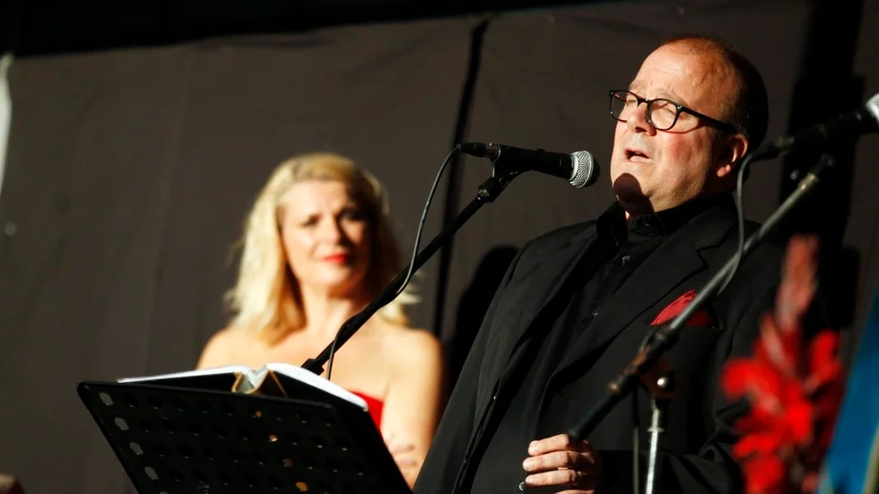 Tenoren Mats Carlsson och sopranen Charlotta Huldt sjöng på Gyllenhjelmstorget i somras – den 9 december ger han två julkonserter med Roggekören.