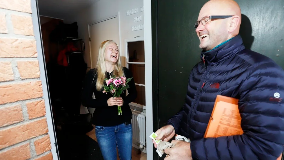 Torbjörn Pettersson från juryn som utser talangpriset överraskar fotbollsspelaren Ida Norström.