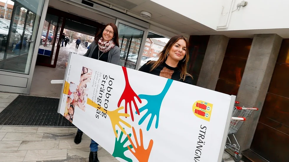 Jobbtorg Strängnäs coach Ulrika Blom och Elin Sanfridson, från Arbetsförmedlingen, förbereder sig för aktiviteten Jobbrum.