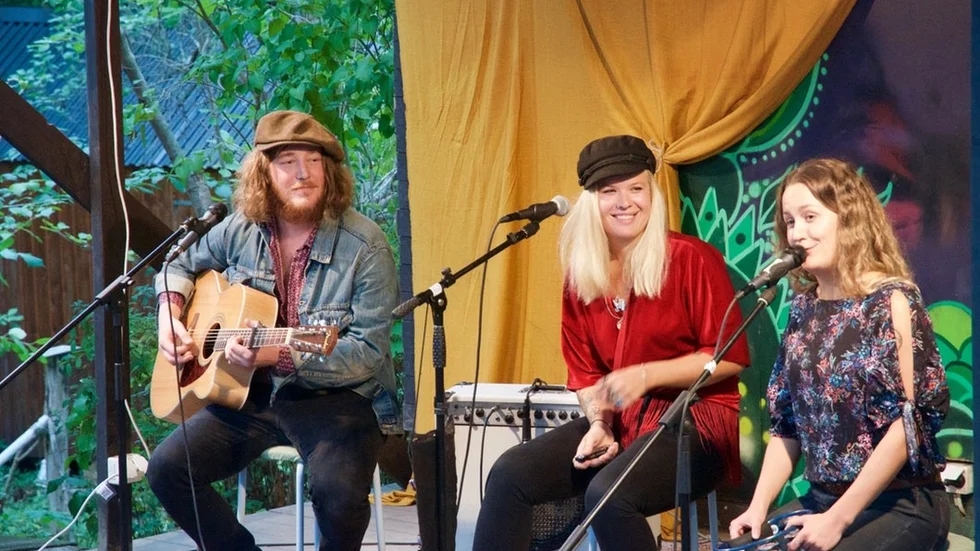 Fåfängans konsertsommar som började med Oxelösundssonen Rasmus Kellerman i juni avslutas i blues i form av Fredrik Karlsson, Lisa Lystam och Ida Bang.