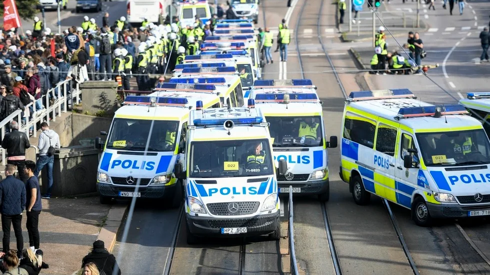 Ett öppet samhälle måste kunna vara lyhört samtidigt som det med kraft förmår att sätta gränser, menar Max Kern.