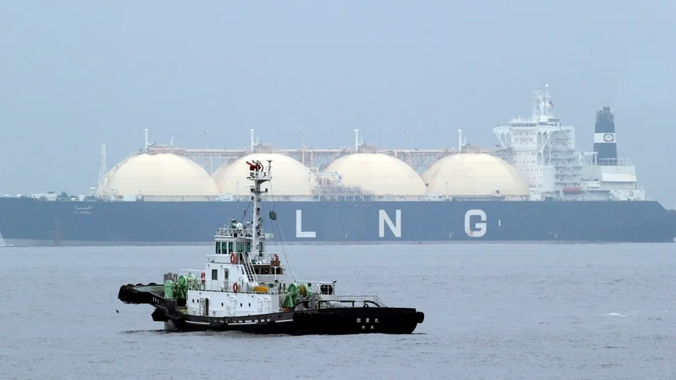 Den tänkta placeringen av en eventuell naturgasterminal skulle utgöra ett dråpslag mot gamla Oxelösund, skriver insändarskribenterna. På bilden ett LNG-fartyg, som transporterar naturgas. FOTO: KOJI SASAHARA