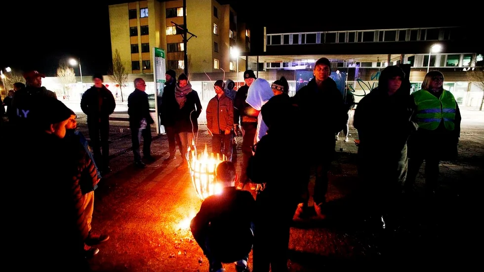 I dag är det Earth hour och alla som vill delta i världens största miljömanifestation släcker lamporna mellan 20.30 och 21.30. Bilden är från förra året på Östra torget i Torshälla. Foto: Veronica Karlsson.