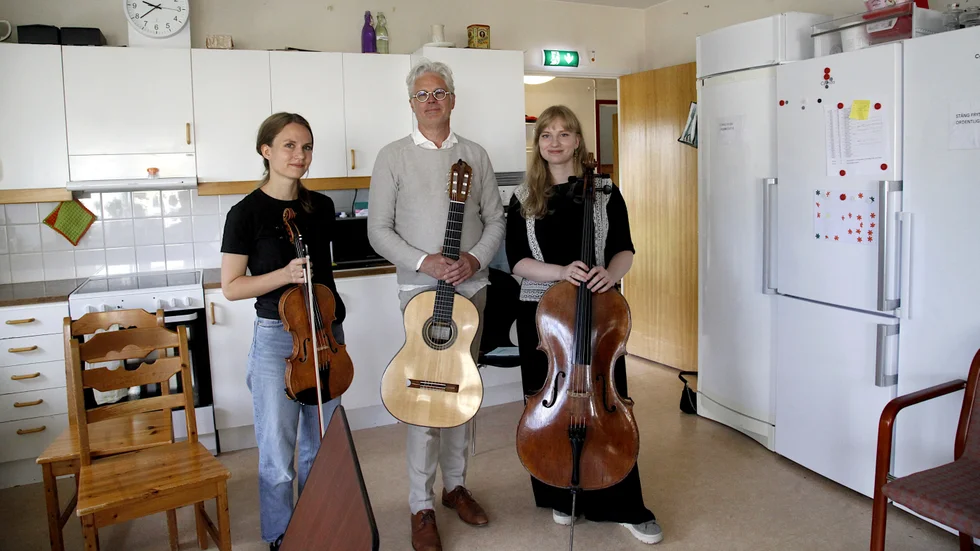 Proffsmusikerna Maria Winiarski, Mats Bergström & Kristina Winiarski på plats hos Gruppbostaden i Visby.