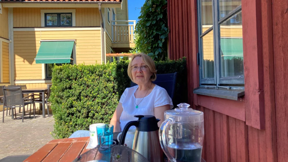 Fikastund i skuggan en varm dag. Kerstin tror att hennes kontrollbehov kan bero på att hon haft fem barn att ta hand om. "Då behöver man ha bra koll"