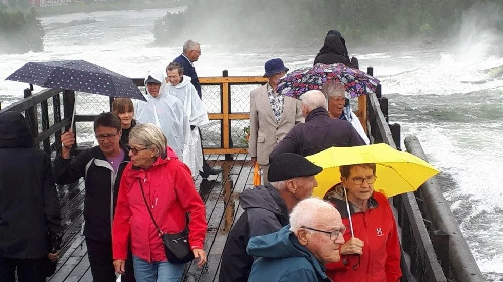 PRO Nyborg besökta Storforsen och blev blöta både uppifrån och från sidan.