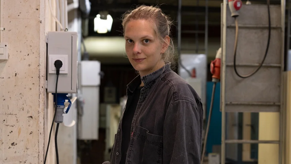 Kristin Larsson började blåsa glas i Skeppsta hytta redan som tonåring. Nu ställer hon för första gången ut sin egen konst i de anrika gamla lokalerna.