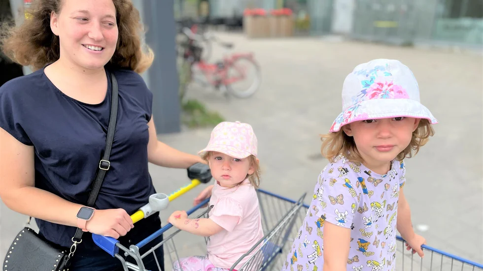 Malin Edvardsson med Ebba Skantz Edvardsson, 1 år och Wilma Skantz Edvardsson, 3 år, Rasbokil
