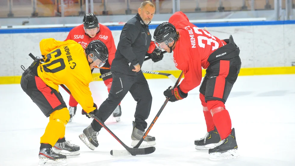 Luleå Hockey har gjort det första ispasset.