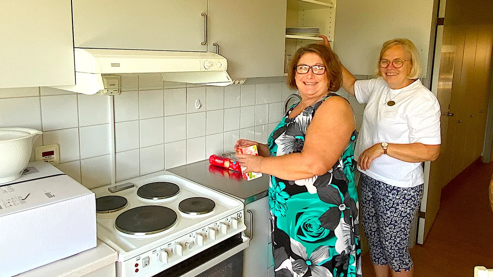 70 flyktingar från Ukraina kommer till Åsundagården på måndag. Ingela Bengtsson och Anna-Lena Lundin fixar det sista i köket i en av lägenheterna. Boendet ställdes i ordning redan i våras men mycket måste fixas nu när man vet de mer exakt förutsättningarna.