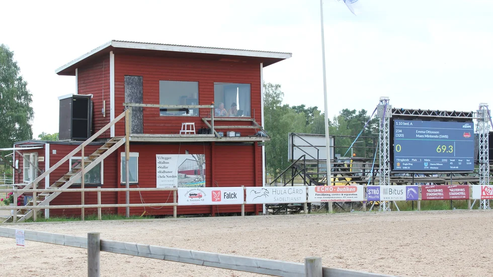 Här vid Målserum, på Västerviksortens ryttarförening, blev en i personalen sparkad av en häst för två veckor sedan.