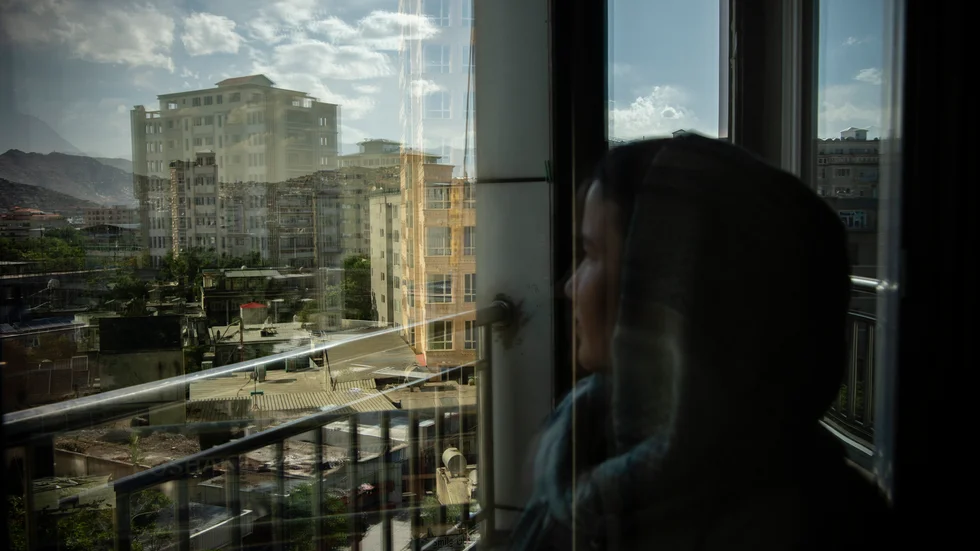 Talibanerna berövar miljontals kvinnor deras mänskliga rättigheter och utsätter dem för systematisk diskriminering, skriver Amnesty.