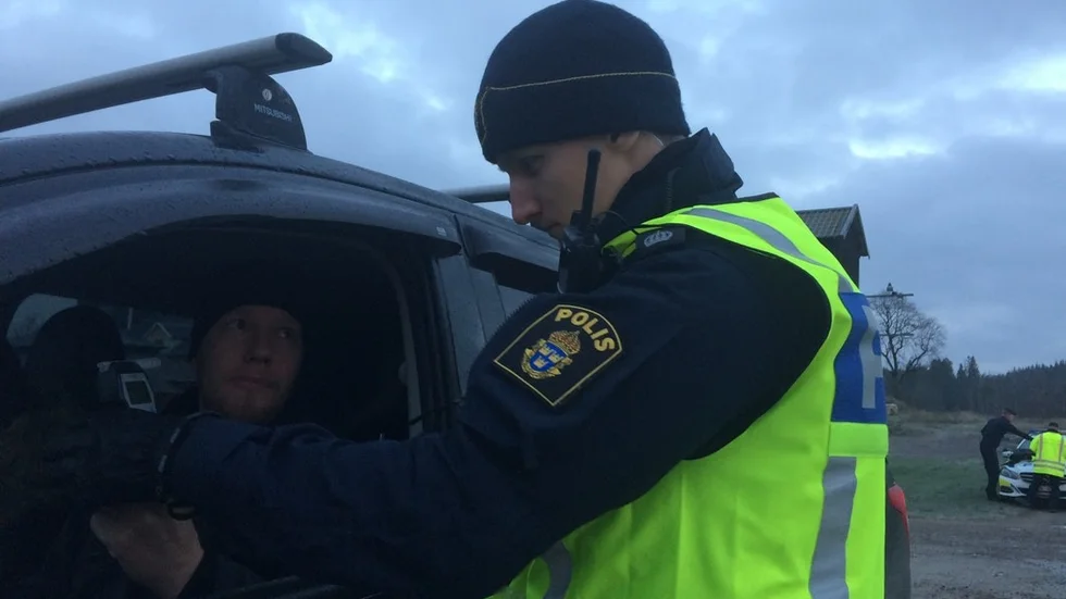 Polisaspirant Rasmus Carlsson kontrollerar Arvid Nilsson, som klarade nykterhetstestet galant.