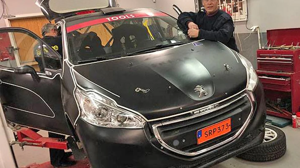 SMK Nyköpings Janne Pettersson med sitt nyförvärv till satsningen på SM, en Peugeot 208. Om dryga två veckor körs första SM-deltävlingen.