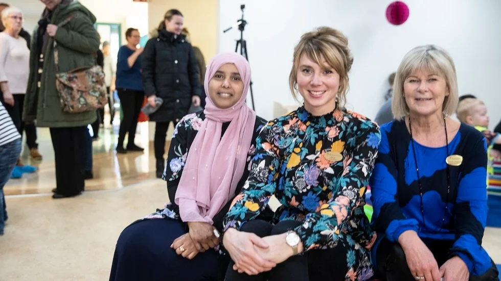 Förskollärarna Kerstin Johansson och Ellinor Linder och kulturtolken Ruqiya Mohamed är helt nyrekryterade till den nya öppna förskolan.