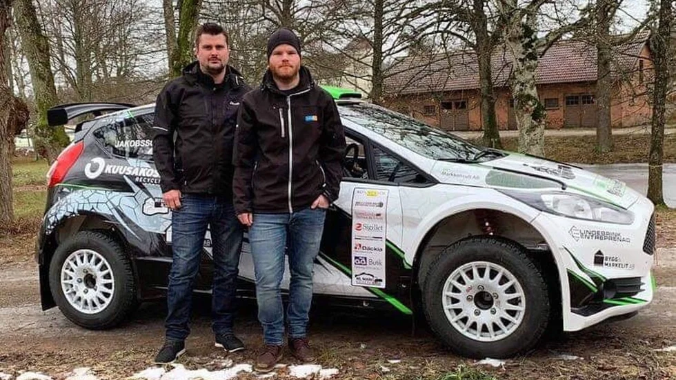 Christoffer Haglund och Jens Jakobsson framför Ford Fiestan. På lördag börjar årets rallysäsong ordentligt. Då körs Bergslagsrallyt, årets första SM-deltävling. FOTO: PRIVAT