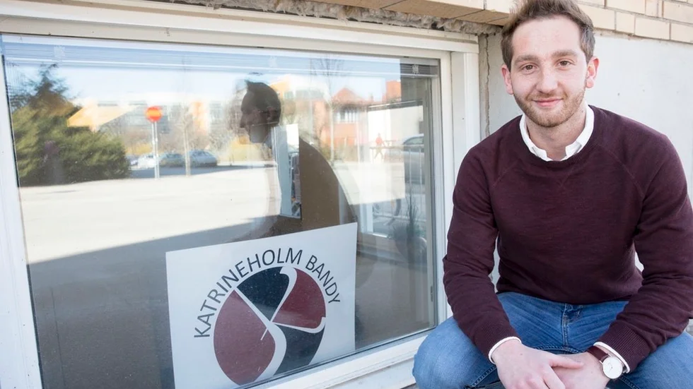 Henrik Karlsson tvingades lämna isen redan i första halvleken mot AIK. Nu väntar han på besked om hur allvarlig ljumskskadan är. I värsta fall kan säsongen vara över för målvakten. Samtidigt inledde KVBS arbetet direkt efter slutsignalen att hitta en ny målvakt, men det är bråttom. Senast på onsdagen måste frågan ha ett svar.