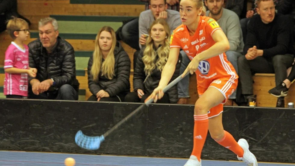 Sandra Svärd i matchen när hennes serieledande Iksu krossar Amanda Svärds Örnsköldsvik med hela 16–1 – syrran träffar ni senare i samma serie.