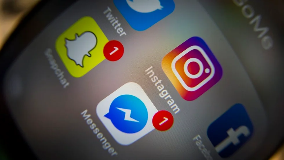 En man misstänks ha ofredat barn sexuellt via appar som Snapchat och Yubo och har nu åtalats, uppger SVT Nyheter, Uppsala.