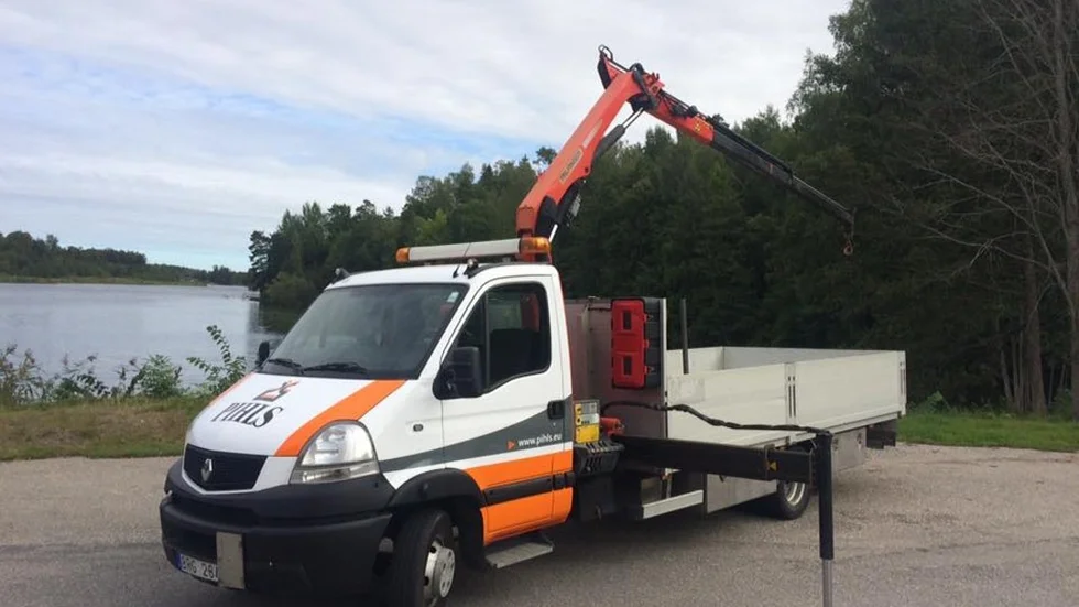 Stulen - och spårlöst borta. En liten kranbil och ett maskinflak stals från företaget Phils Sweden i Eskilstuna natten till måndagen och är fortfarande borta.