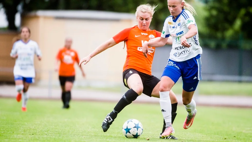 Ellen Cederin fälldes strax utanför straffområdet, men det blev varken straff för IFK eller rött kort för Sätra utan bara gult kort. Något som tränaren tycker blev matchavgörande.