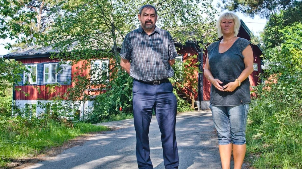 Graham Owen, socialchef i Trosa och Anneli Melin, föreståndare för HVB Skogsgläntan framför boendet.