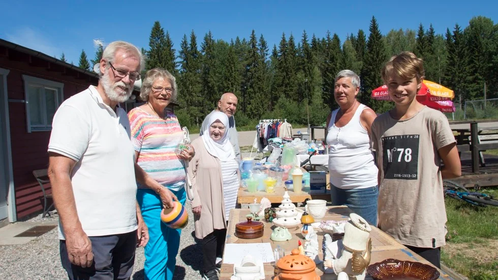 Bie Byter Bort. Lasse Karlsson och Margareta Karlsson fyndade en färggrann vas. Sana Al-Khatib och Mohamed Ghazi trivs i Bie. Christina Eriksson och Gustav Malmkvist sålde loppisfynd.