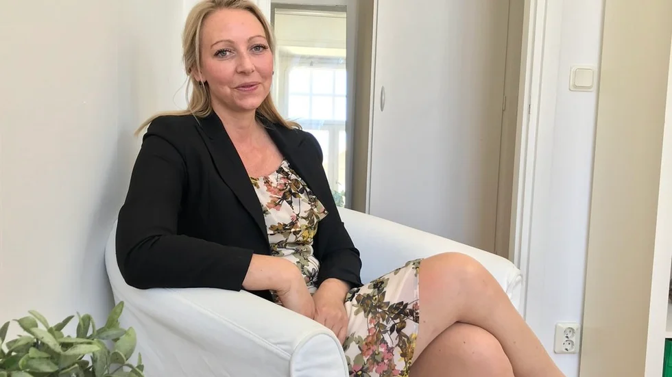 "Vi har ju även väldigt många husdjur att ta hand om. Katter, hundar, höns, marsvin etc så jag är glad att slippa pendla", säger Elsa Fagerholm, som driver juristbyrå i Gnesta.