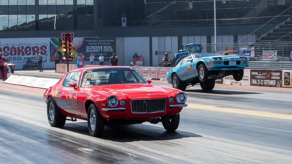 Carla Pittau t.v och Rick McCann t.h möttes i elimineringarna under Dragracing Sweden Nationals 2022 på Tierp Arena.