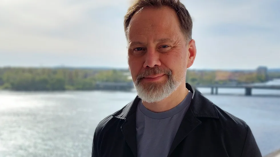 I sin senaste bok uttrycker serietecknaren Mats Jonsson sin kärlek till Arvidsjaur. "Det är som ett bloss av urbanitet i skogslandet", säger han.
