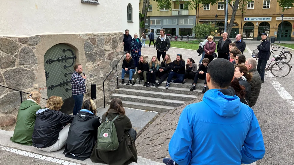 Trapporna vid kyrkan kan användas som sittplatser under humorframträdandet. Bilden är från en tidigare Guerilla stand up.